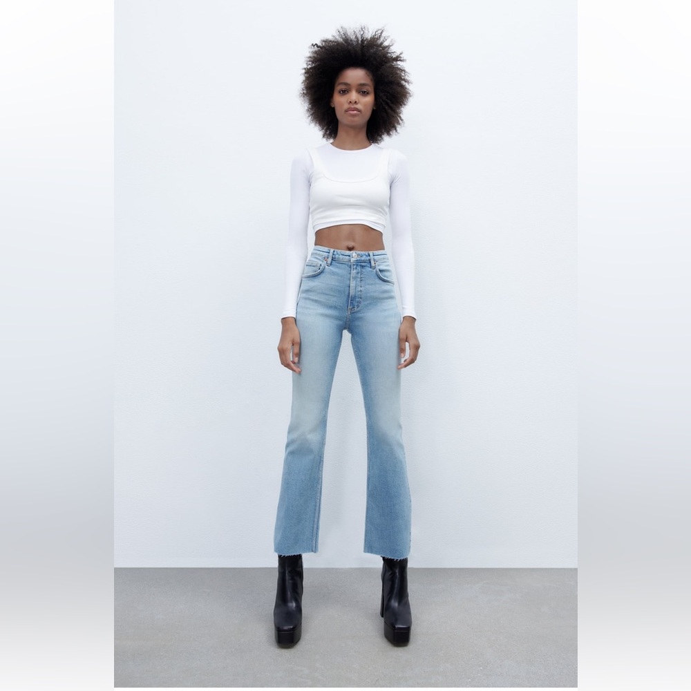 ZARA MID RISE CROPPED FLARE JEAN SIZE 10